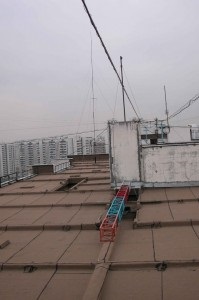 Unge-farm pe acoperișul unei clădiri înalte - design radio