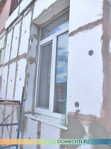 Izolarea termică a pereților cu material plastic spongios cu mâinile proprii în afara casei, o casă de vis