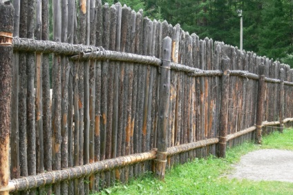 Tipuri de garduri din lemn și caracteristici ale aplicării lor