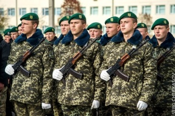 Az őrök szolgálni és lányok is