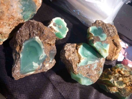 Хризопраз - зелений халцедон - світ мінералів