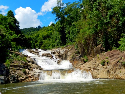 Yang-bai - cascade, un monument pentru pisici și crocodili de hrănire