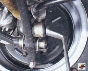 Înlocuirea părților din bara anti-rulare a suspensiei din față a robinetului de fecale, secțiunea 6