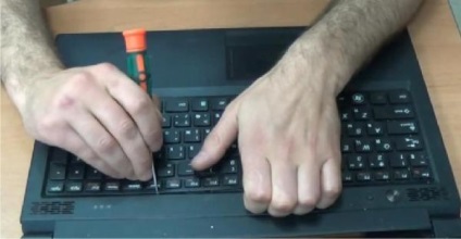 Înlocuirea tastaturii laptop lenovo b570