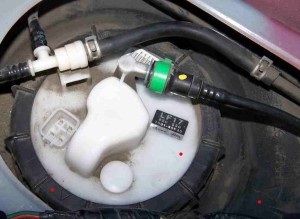 Înlocuirea filtrului de combustibil al Mazda