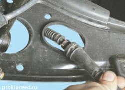 Înlocuirea cablurilor unui sistem de frânare manuală (parcare)