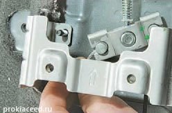 Înlocuirea cablurilor unui sistem de frânare manuală (parcare)