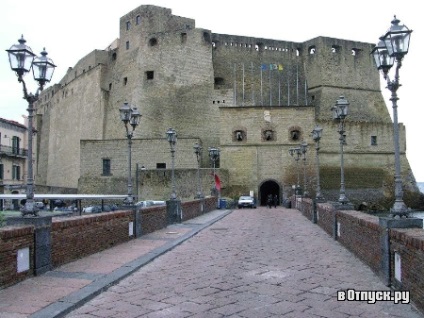 Замок Кастель дель ово (castel dell ovo) опис і фото