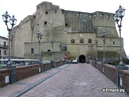 Descrierea și fotografia Castel dell ovo