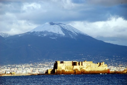 Castel del ovo (tojás) Nápoly hogyan juthatunk el oda, nyitva tartás, fotók