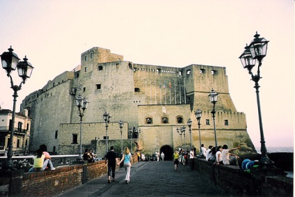 Castel del ovo (tojás) Nápoly hogyan juthatunk el oda, nyitva tartás, fotók