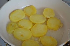 Смажена картопля з перцем бринзою і маслинами