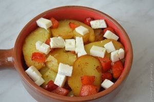 Cartofi prăjiți cu ardei și măsline negre
