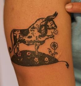 Semnificația și schițele unui tatuaj de taur feroce, un tatuaj cu aripi cu aripi pe spate, capul unei tauri