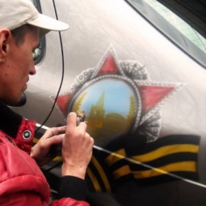 Airbrush egy autó kezével eszköz kiválasztása és szakaszában rajz