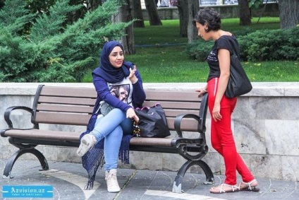 Arabi în rezervor fetele îmbrăcați deschis - fotografie, mare aproape de est
