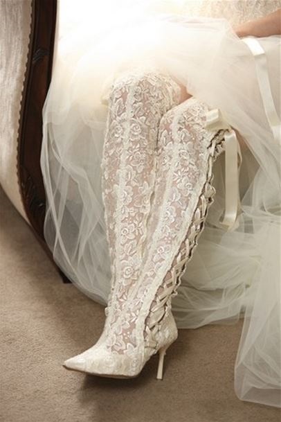 Cizme de culoare albă pentru nuntă