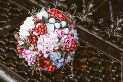 Buchet de buchet cu fructe de padure, compozitie frumos decorata