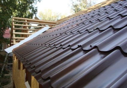 Decât să acoperiți un acoperiș al unei băi, o tablă ondulată sau o sală de mese cu țiglă metalică