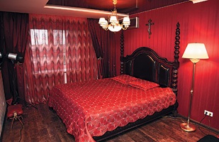 Negru și roșu dormitor, selecția de fotografii de proiecte de design - incomode magazin online