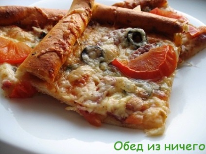 Házi pizza füstölt kolbásszal