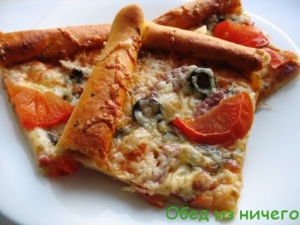 Pizza de casă cu cârnați afumați