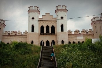 Palatul Puslovsky (Castelul Kosovsky) din site-ul Foto Kossovo - cum ajungem acolo pe hartă