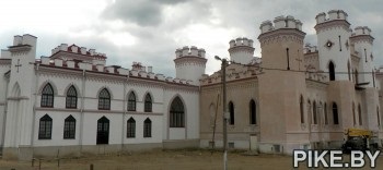 Palatul Puslovsky (Castelul Kosovsky) din site-ul Foto Kossovo - cum ajungem acolo pe hartă