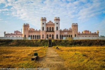 Palatul Puslovsky (Castelul Kosovsky) din site-ul Foto Kossovo - cum ajungem acolo pe hartă