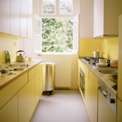 Interiorul unei bucătării mici cu fotografii