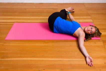 Yoga pentru complexul de incepatori de exercitii si pozitii la domiciliu, foto