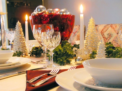Cum să acoperiți și decorați masa cu fețe de masă și servetele, aranjamentul tacâmurilor, florilor și lumanarilor pentru