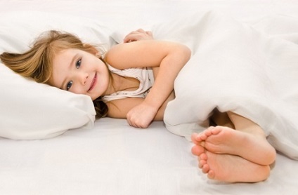 Cum să ameliorați tusea la un copil pe timp de noapte cu mijloace improvizate