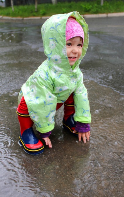 Cum să îmbrăcați un copil în vremea ploioasă