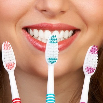 Cum să vă albiți dinții la domiciliu cu remedii folclorice și pastă de dinți