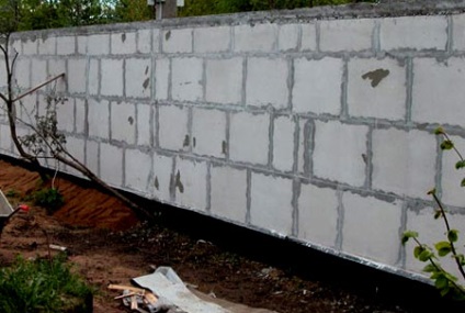 Hogyan építsünk egy kerítés készült hab blokkok és pórusbeton (hab beton blokkok) Hogyan építsünk egy kerítés készült hab blokkok és pórusbeton
