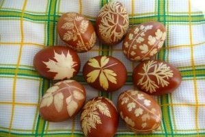 Cum să împiedicăți ouăle să explodeze în coaja de ceapă pentru Paște