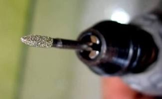 Hogyan kell fúrni cserép eszköz kiválasztása fúrók és lyukat fúrni a különböző átmérőjű -