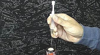 Cum să scoateți dopul dintr-o sticlă utilizând o seringă