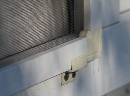 Cum să măsurați o plasă de țânțari pe o fereastră din plastic