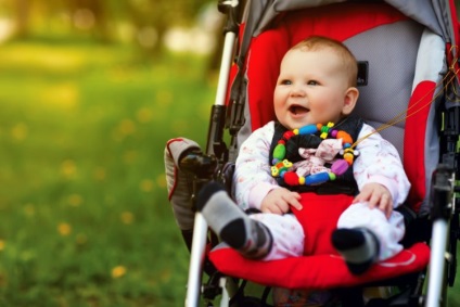 Hogyan védi a babát a nap a kerekesszékben, hogy mit tegyen egy sétát