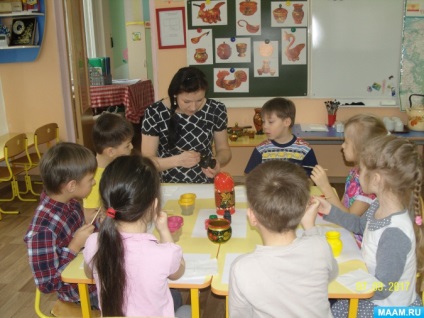 Áttekintés csomópont díszítőfestés az idősebb csoport „kancsók festett Khokhloma festmény”