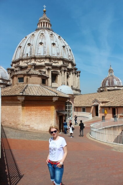 Domul Catedralei Sf. Petru, care apare pe partea de sus a Romei