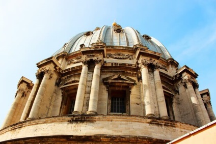 Domul Catedralei Sf. Petru, care apare pe partea de sus a Romei