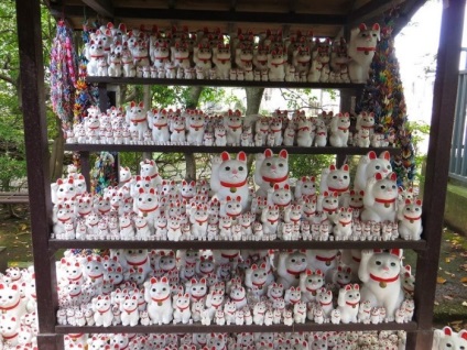 Invită pisici de sute de figurine în templul japonez pregătit-ji