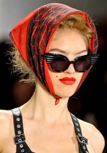 Divatos ötletek olasz stylist, hogyan kell viselni sál ezen a nyáron