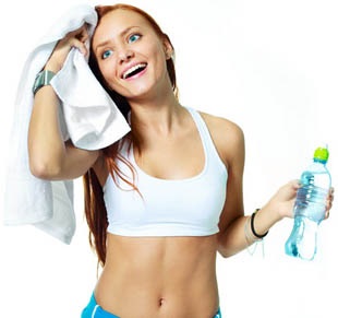 Pot bea apă în timpul și după antrenament, în timp ce pierd greutatea?