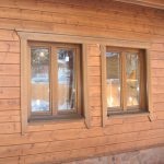 Clysters pe ferestre într-o fotografie de lemn din interior și în afară