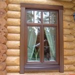 Clysters pe ferestre într-o fotografie de lemn din interior și în afară