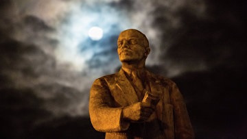 Este timpul să-l îngroape pe Lenin, pe politician, pe inosmi - tot ce merită tradus